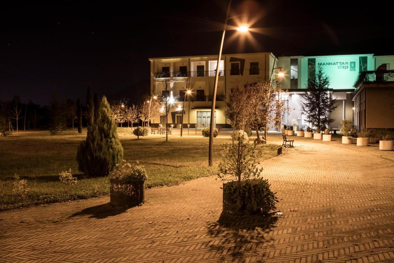 Manhattan Village Hotel Sulmona Exteriör bild