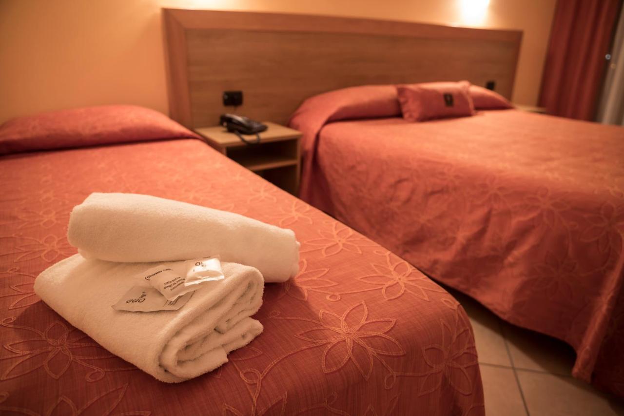 Manhattan Village Hotel Sulmona Exteriör bild