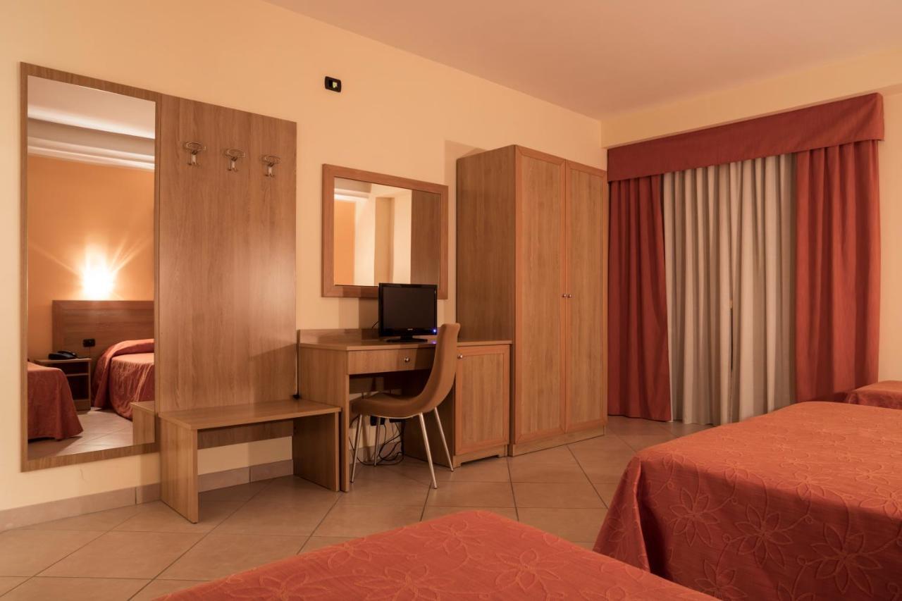 Manhattan Village Hotel Sulmona Exteriör bild