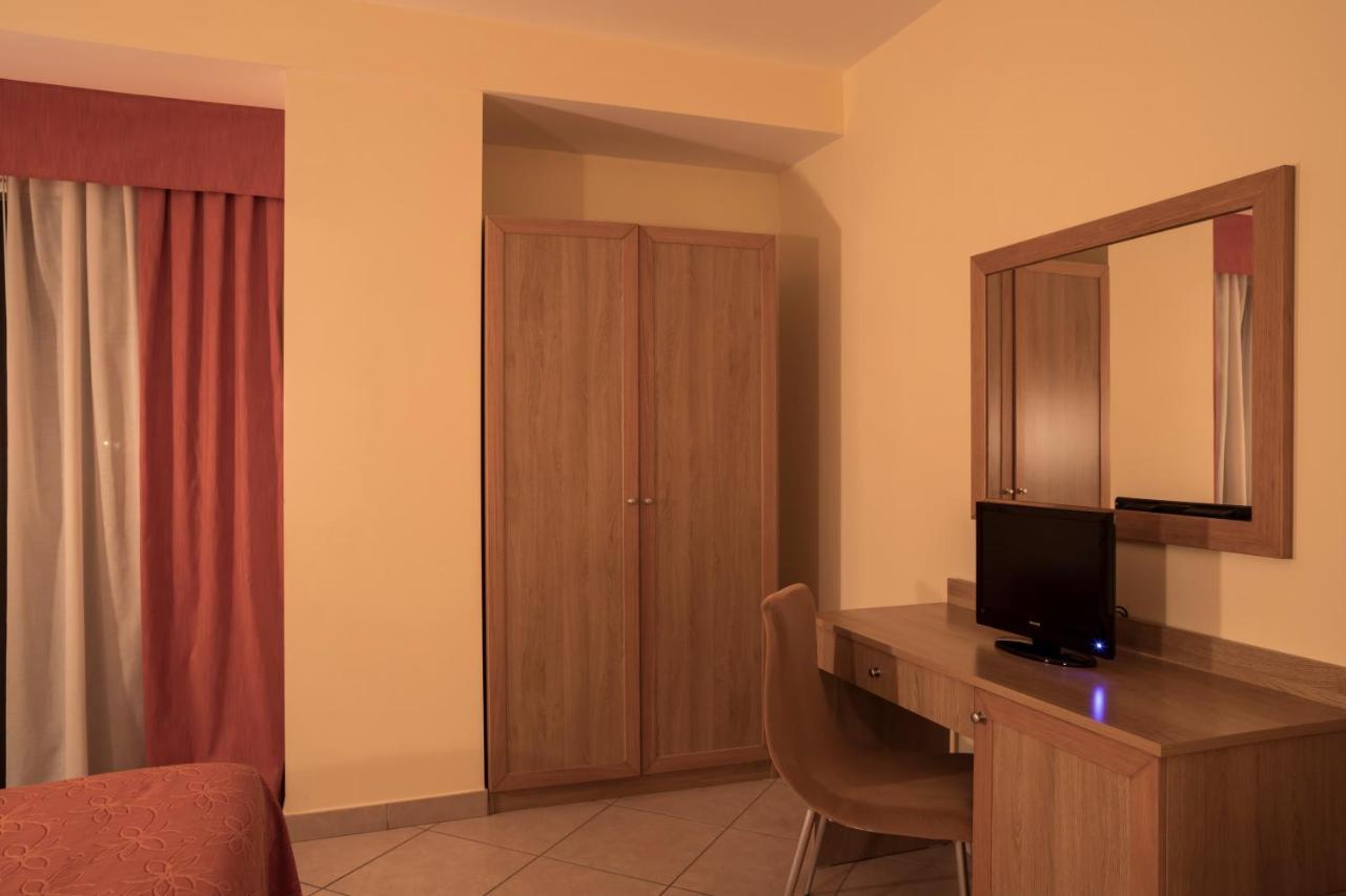 Manhattan Village Hotel Sulmona Exteriör bild