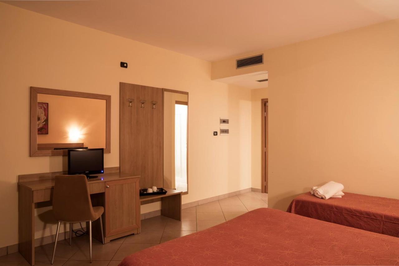 Manhattan Village Hotel Sulmona Exteriör bild