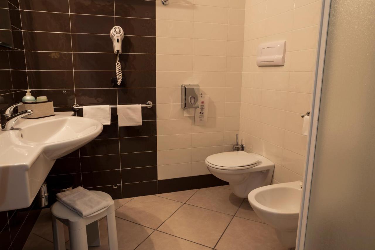 Manhattan Village Hotel Sulmona Exteriör bild