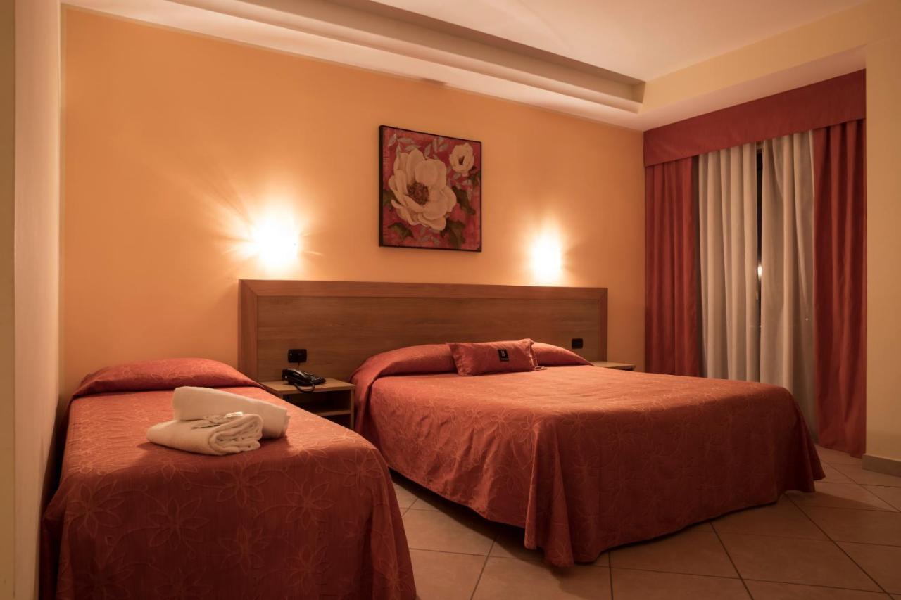 Manhattan Village Hotel Sulmona Exteriör bild