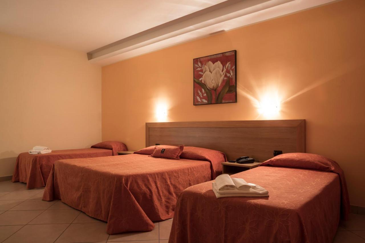 Manhattan Village Hotel Sulmona Exteriör bild